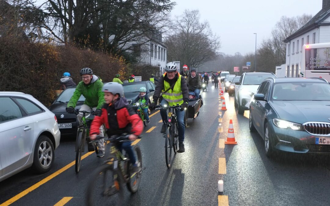 Radfahrende Nikoläuse machen Vaalser Straße sicher